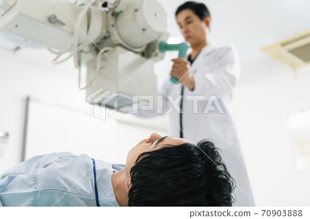 拍攝X射線的男人的形象 拍攝X射線的男人的形象 70903888