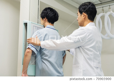 接受X射線檢查的男子 70903900