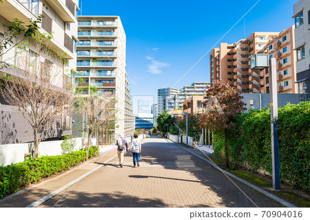 公寓排成一排的住宅區 公寓排成一排的住宅區 70904016