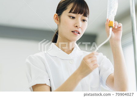 女護士為靜脈滴注做準備 70904027