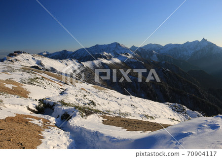 From Mt. Tsubakuro in the Northern Alps, the surface of the first snowfall that shines in the setting sun Ginza course, Yarihodaka mountain range, Mt. 70904117