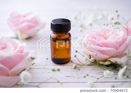 Aroma oil and pink rose aromatherapy image material Aroma oil and pink rose aromatherapy image material 70904672