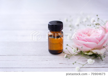 Aroma oil and pink rose aromatherapy image material Aroma oil and pink rose aromatherapy image material 70904673