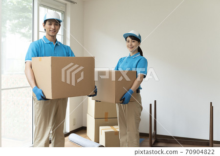 Image of moving company_Men and women staff 70904822