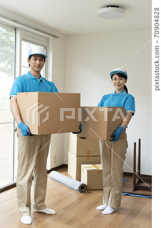 Image of moving company_Men and women staff Image of moving company_Men and women staff 70904828