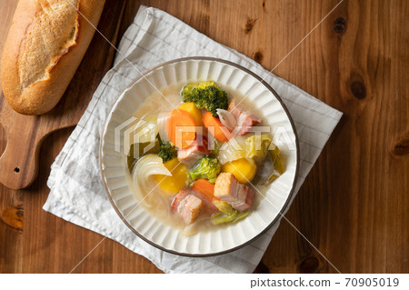 波托夫與大量的蔬菜和培根 70905019