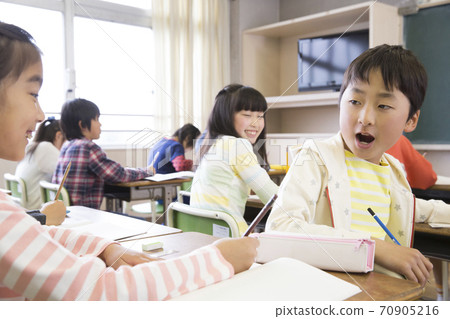 小學生在上課時講話 70905216