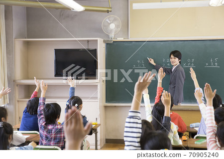 Elementary school class Elementary school class 70905240