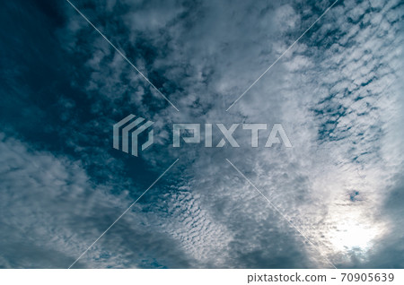 Autumn sky Blue sky and sun hidden in cirrocumulus Wide-angle b-2-2 Light tone Vivid 70905639