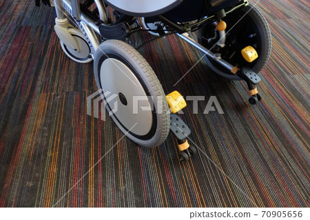 wheelchair  70905656