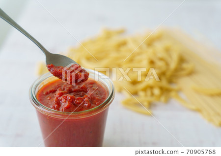 Tomato sauce pasta 70905768
