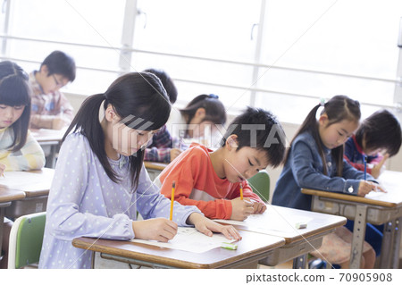 Primary school student who tests 70905908