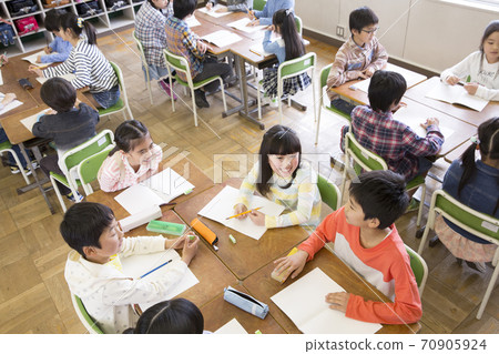 Elementary school students doing group learning 70905924