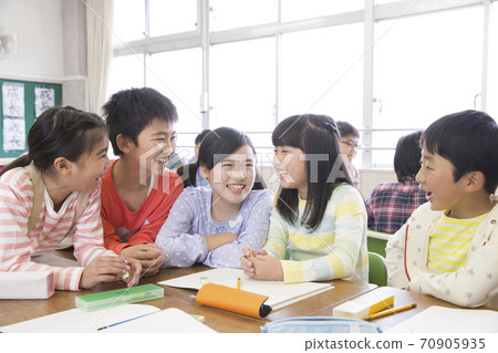 Elementary school students doing group learning 70905935