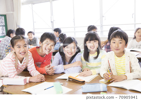 Elementary school students doing group learning 70905941