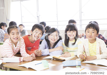 Elementary school students doing group learning 70905942