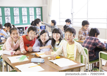 Elementary school students doing group learning 70905944