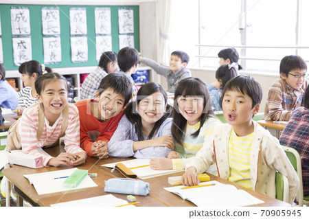 Elementary school students doing group learning 70905945