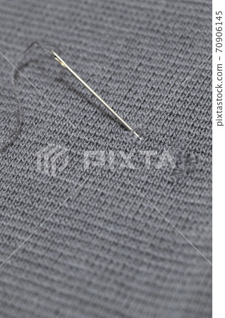 用針和線縫製衣服上的孔 70906145