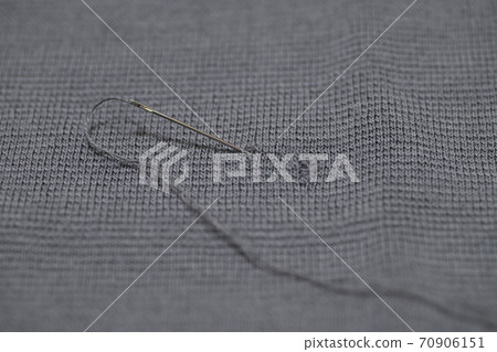 用針和線縫製衣服上的孔 70906151