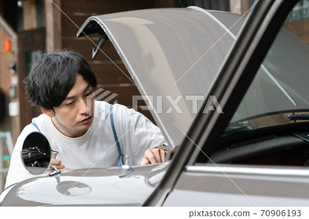 Man repairing a car 70906193