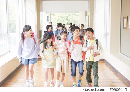 走在走廊的小學學生 走在走廊的小學學生 70906445