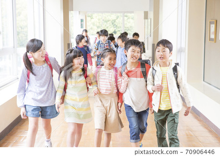 走在走廊的小學學生 走在走廊的小學學生 70906446