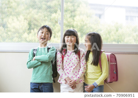 Elementary school student image Elementary school student image 70906951