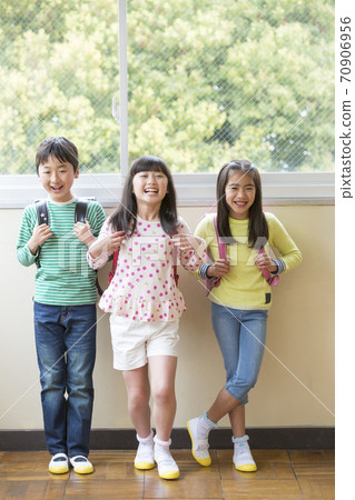 Elementary school student image Elementary school student image 70906956
