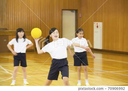 Elementary school student throwing a ball 70906992