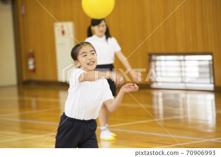 Elementary school student throwing a ball 70906993