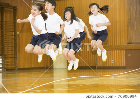 Elementary school student jumping rope 70906994