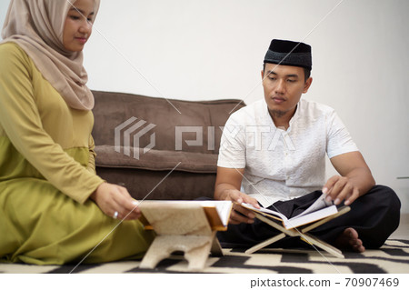 muslim couple reading holy quran muslim couple reading holy quran 70907469