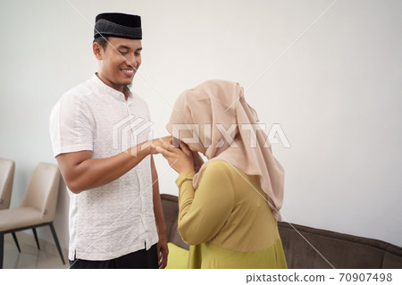 muslim woman apologizing to her man muslim woman apologizing to her man 70907498