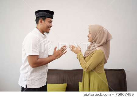 man and woman shake hand muslim touching apologizing man and woman shake hand muslim touching apologizing 70907499