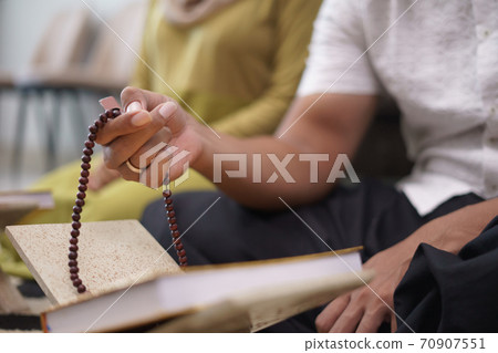 hand holding praying beads counting hand holding praying beads counting 70907551