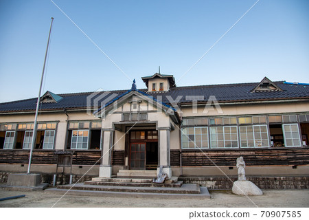 Reuse of closed elementary school in Inabe City, Mie Prefecture Entrance of Kiririnkan Reuse of closed elementary school in Inabe City, Mie Prefecture Entrance of Kiririnkan 70907585