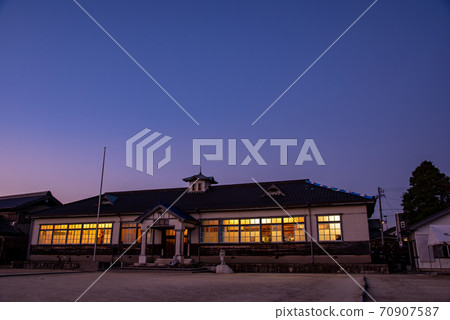 三重縣稻部市一所封閉小學的再利用活動舉行當天的麒麟館夜景 70907587