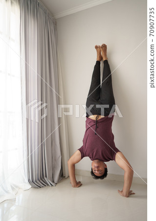 man asian workout from home hand stand push up 70907735
