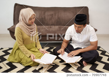muslim couple reading holy quran muslim couple reading holy quran 70907748