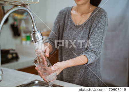 woman is washing dishes 70907946
