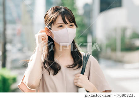 戴著面具，上下班的女商人 70908233