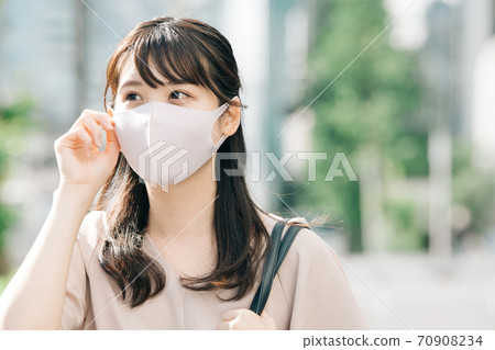 戴著面具,上下班的女商人 戴著面具,上下班的女商人 70908234