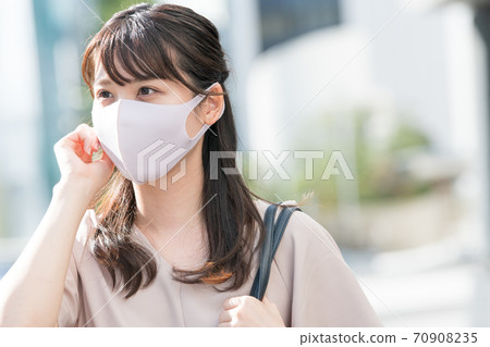 戴著面具,上下班的女商人 戴著面具,上下班的女商人 70908235