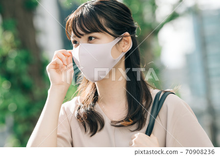 戴著面具,上下班的女商人 戴著面具,上下班的女商人 70908236