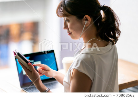 咖啡館PC工作女性網絡共享 70908562