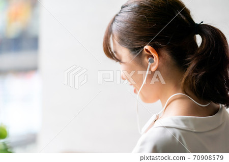 Earphone woman 70908579