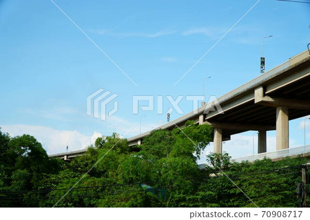 Thang Long Bridge connecting Hanoi and the airport 70908717