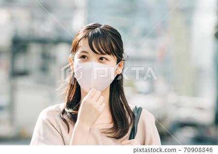 Business woman who commute to work / work with a mask 70908846