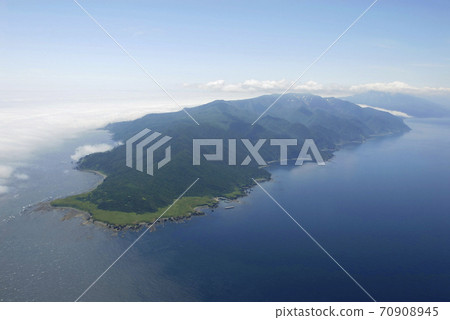 知床半島的天空全景（北海道知床） 70908945